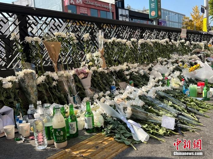 韓國民眾悼念梨泰院踩踏事故遇難者