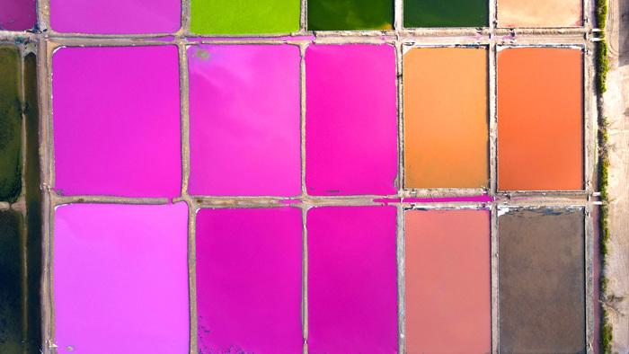 色彩繽紛！俯瞰山東榮成鹽田