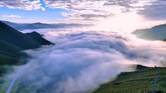 航拍青?；ブ鄙剑涸旗F繚繞 宛若仙境