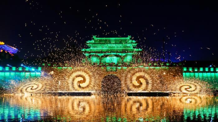 河南開封：非遺火壺、打鐵花同臺“綻放”