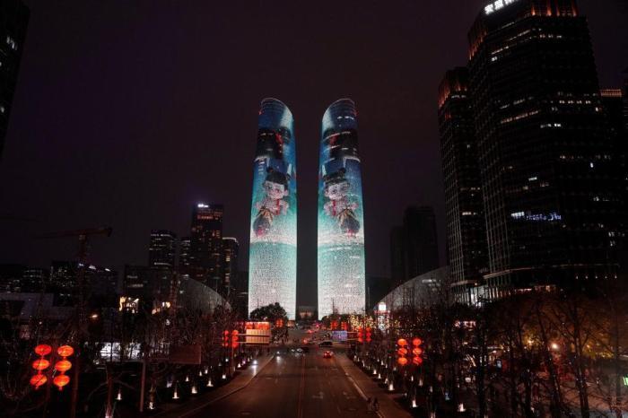 成都點(diǎn)亮地標(biāo) 慶?！赌倪钢[海》總票房突破100億元