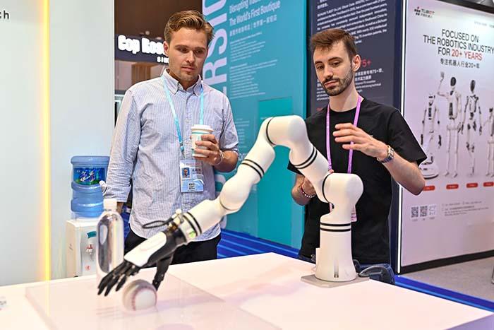 第137屆廣交會開幕 首設(shè)服務(wù)機器人專區(qū)