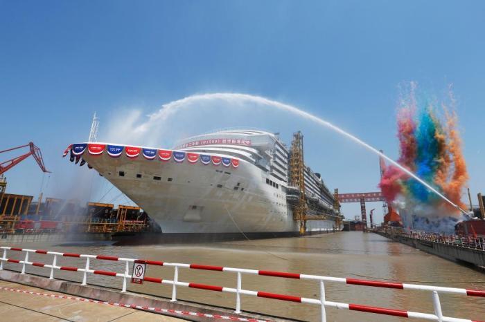 第二艘國(guó)產(chǎn)大型郵輪“愛(ài)達(dá)·花城號(hào)”實(shí)現(xiàn)塢內(nèi)起浮