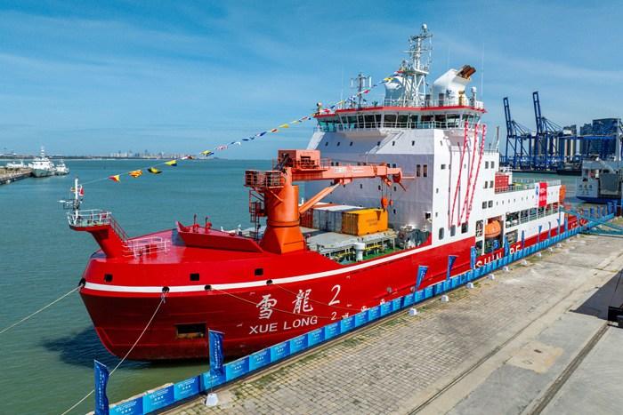 “雪龍2”號極地科學考察破冰船在?？谙蚬婇_放