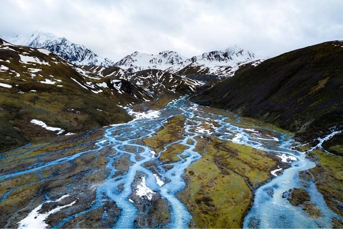 四川甘孜州：冰雪融化成溪流如大地脈絡(luò)