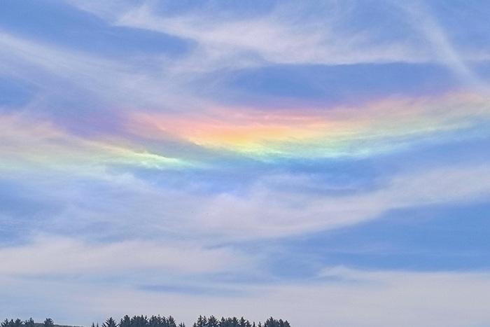 青海大通天空現(xiàn)“七彩祥云”奇觀