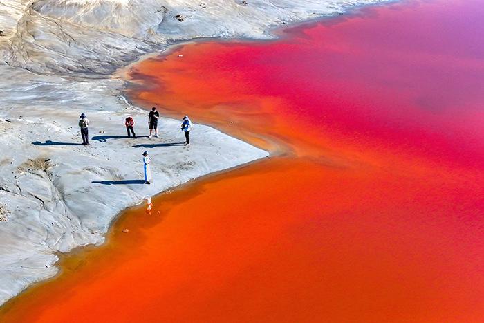 芒乃淖爾鹽湖如大自然調(diào)色盤(pán)