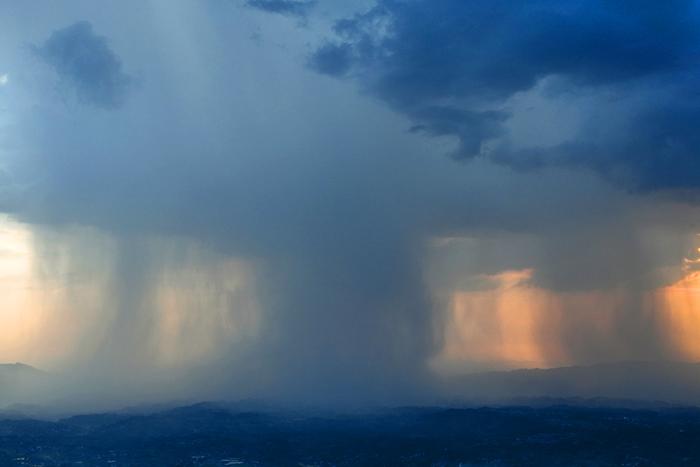 重慶永川上空現(xiàn)“雨幡”景觀