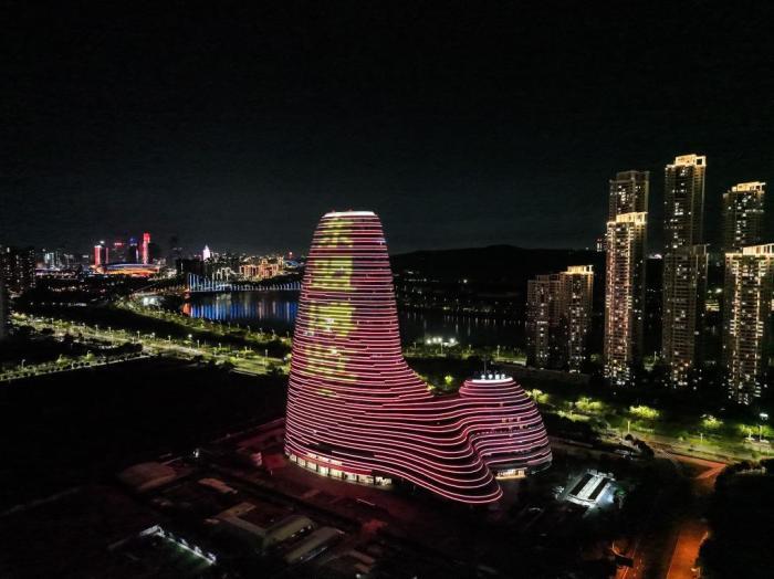 廣西南寧高樓、地標“點燈”迎東博