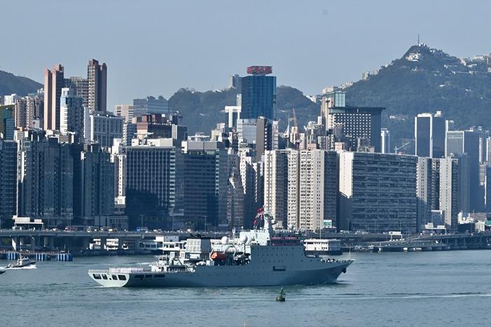 海軍戚繼光艦、沂蒙山艦抵達香港