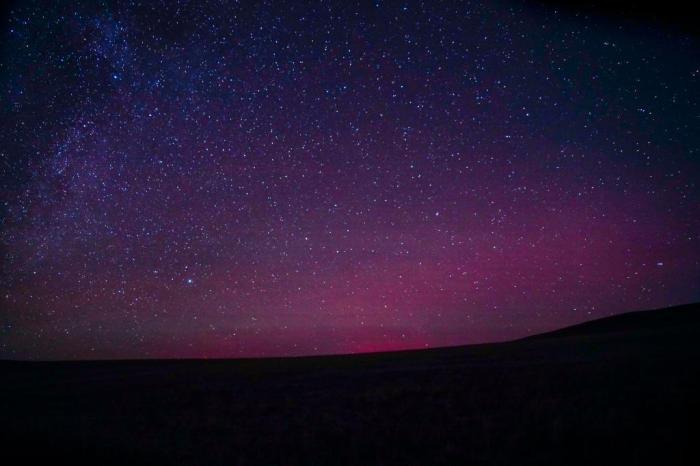 極光、銀河、流星共舞草原夜空	
