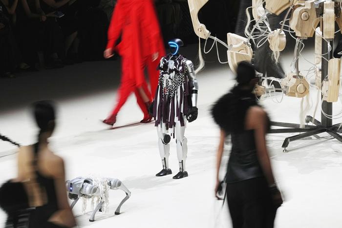 2025 | 人形機器人全面“出圈”：在秀、在跑、在思考