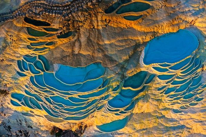 云南迪慶：日出時(shí)分 白水臺(tái)“仙人遺田”染金邊