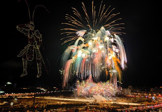 當(dāng)無人機(jī)遇上煙花 阿拉善夜空開啟“夢幻魔法”