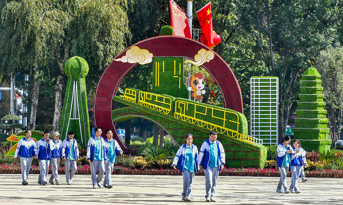 烏魯木齊街頭裝扮一新迎接新疆維吾爾自治區(qū)成立70周年