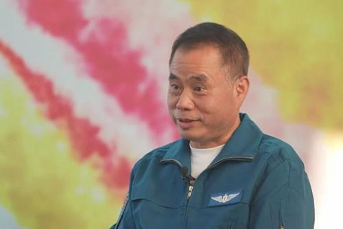 殲-15首飛前夜，他們?yōu)楹我?qǐng)?jiān)囷w員吃飯？