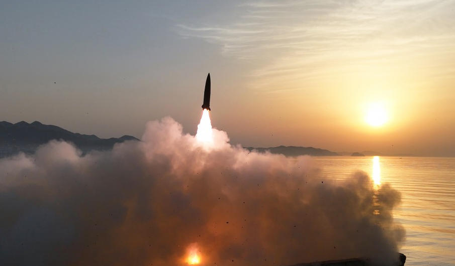 朝鮮試射地對地戰(zhàn)術(shù)彈道導(dǎo)彈 金正恩觀摩并表示滿意