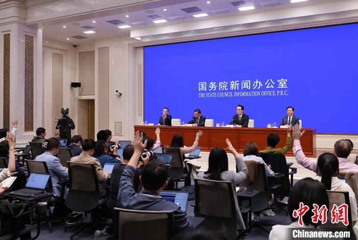 4月17日，中國國務(wù)院新聞辦公室在北京舉行新聞發(fā)布會(huì)，國家發(fā)展改革委副主任劉蘇社，副秘書長、國民經(jīng)濟(jì)綜合司司長袁達(dá)，政策研究室主任金賢東解讀宏觀經(jīng)濟(jì)形勢和政策，并答記者問。 <a target='_blank' href='/'>中新社</a>記者 楊可佳 攝