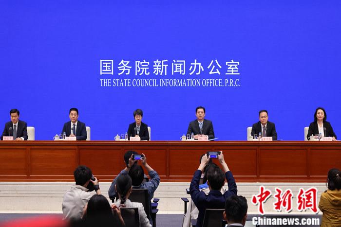 4月19日，中國國務(wù)院新聞辦公室在北京舉行新聞發(fā)布會，商務(wù)部副部長郭婷婷、商務(wù)部綜合司司長楊濤、市場運(yùn)行和消費(fèi)促進(jìn)司司長徐興鋒、對外貿(mào)易司司長李興乾、外國投資管理司負(fù)責(zé)人吉小楓介紹2024年一季度商務(wù)運(yùn)行及工作情況，并答記者問。 <a target='_blank' href='/'>中新社</a>記者 楊可佳 攝 