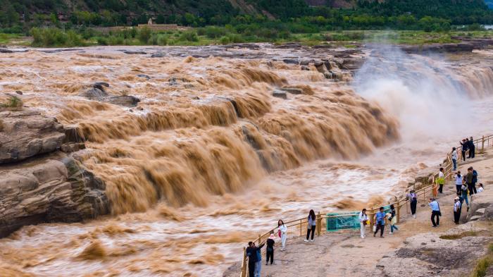 壺口瀑布現(xiàn)金黃色瀑布群
