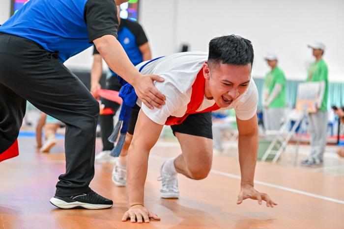 “大象拔河”！一場力與技的較量