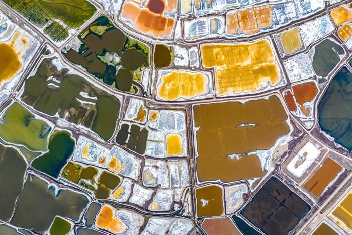 山西運(yùn)城春季鹽湖色彩斑斕 宛如大地調(diào)色盤