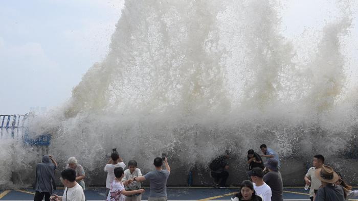 錢(qián)塘江“鬼王潮”拍岸激起浪花