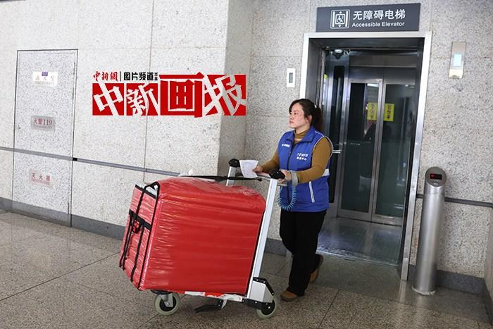 高鐵站里的送餐“追車人”：為飛奔旅途送上“鍋氣”