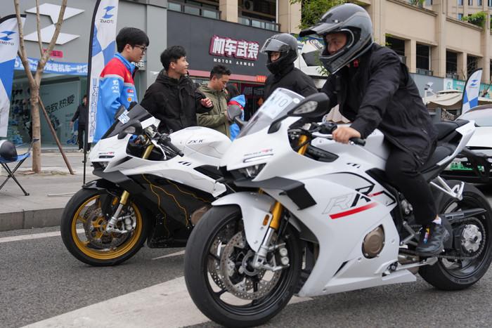 賽事奪冠引發(fā)消費(fèi)熱 張雪機(jī)車線下門店人氣攀升